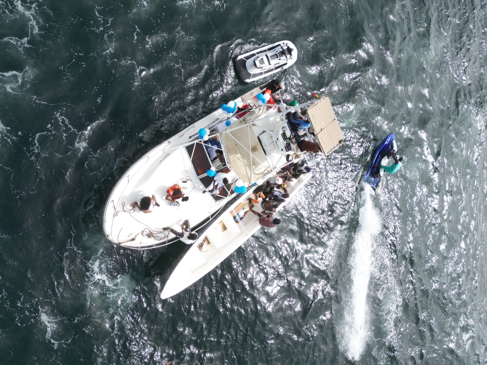 Groupe d’amis à bord du grand bateau Senegal Nautique, accompagné d’un jet ski