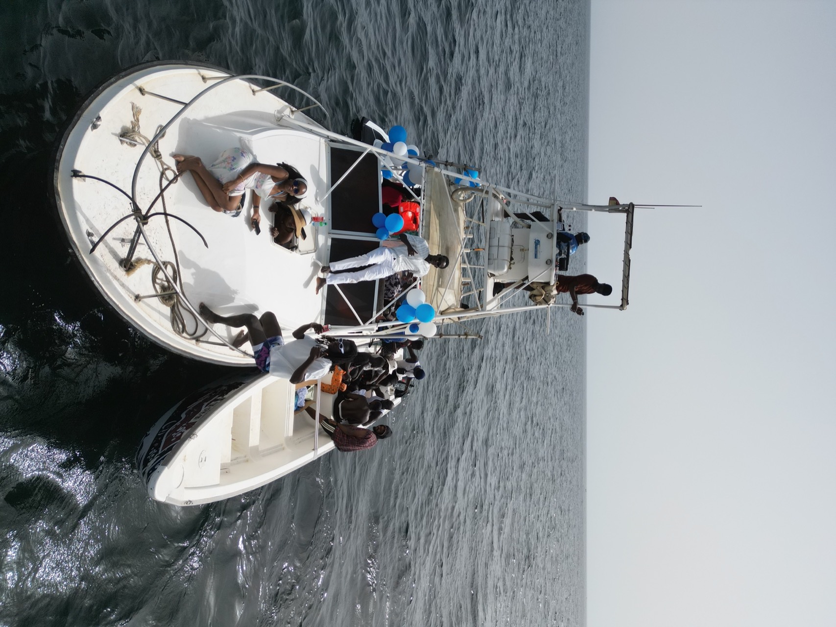 Groupe d’amis à bord du grand bateau Senegal Nautique
