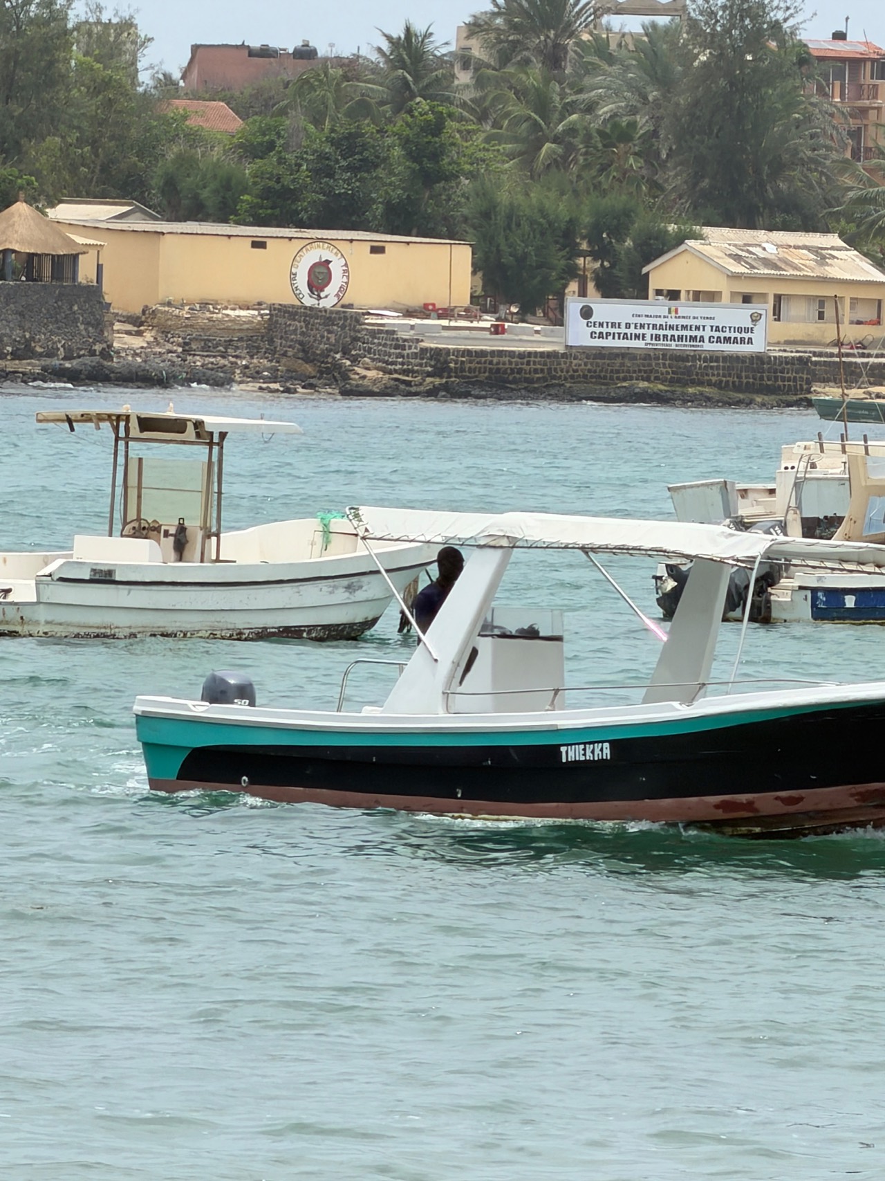 Le bateau 8 places au mouillage