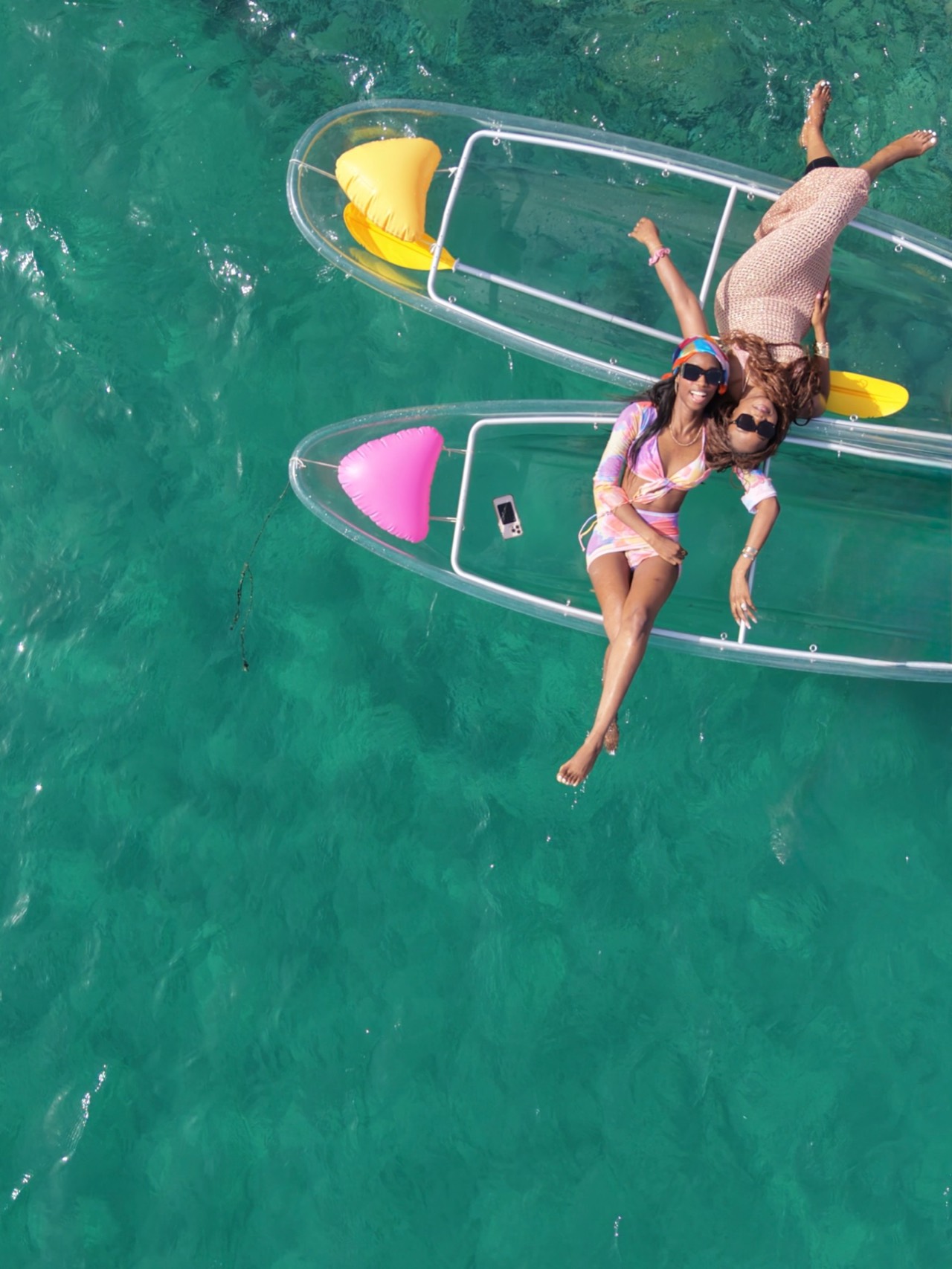 Miss Sénégal-France 2026 et sa première dauphine allongées dans des kayaks transparents à Dakar