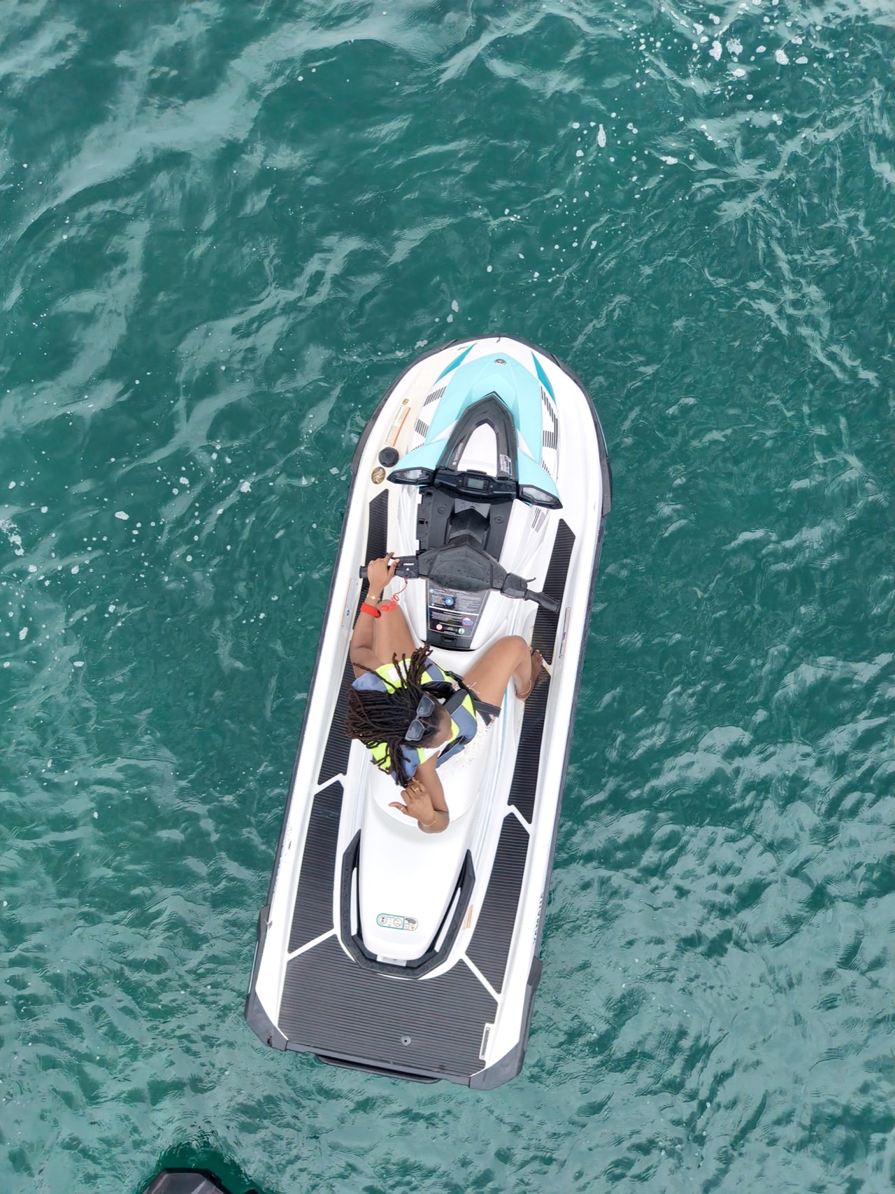 Jet ski sur l’eau turquoise