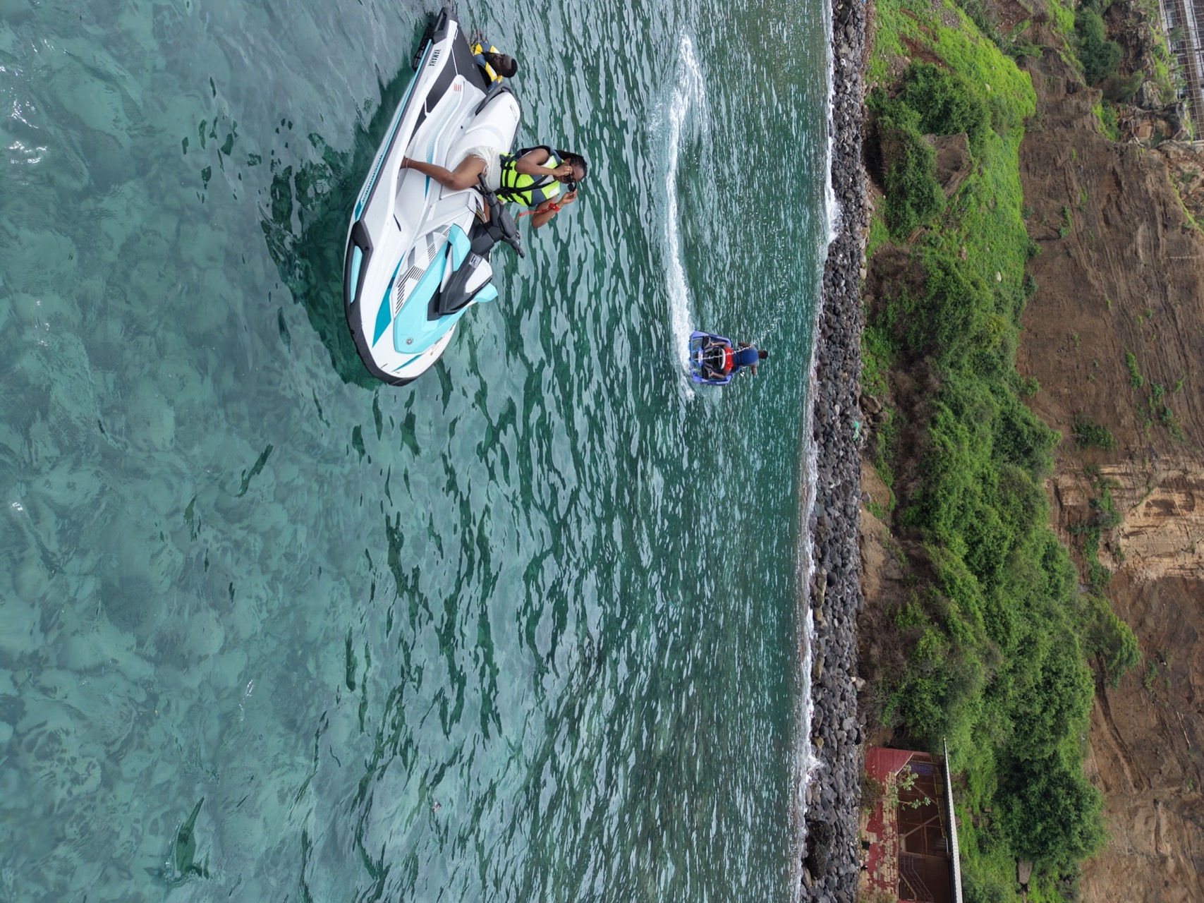 Pilote de jet ski Senegal Nautique sur l’eau turquoise, un second jet ski en arrière-plan