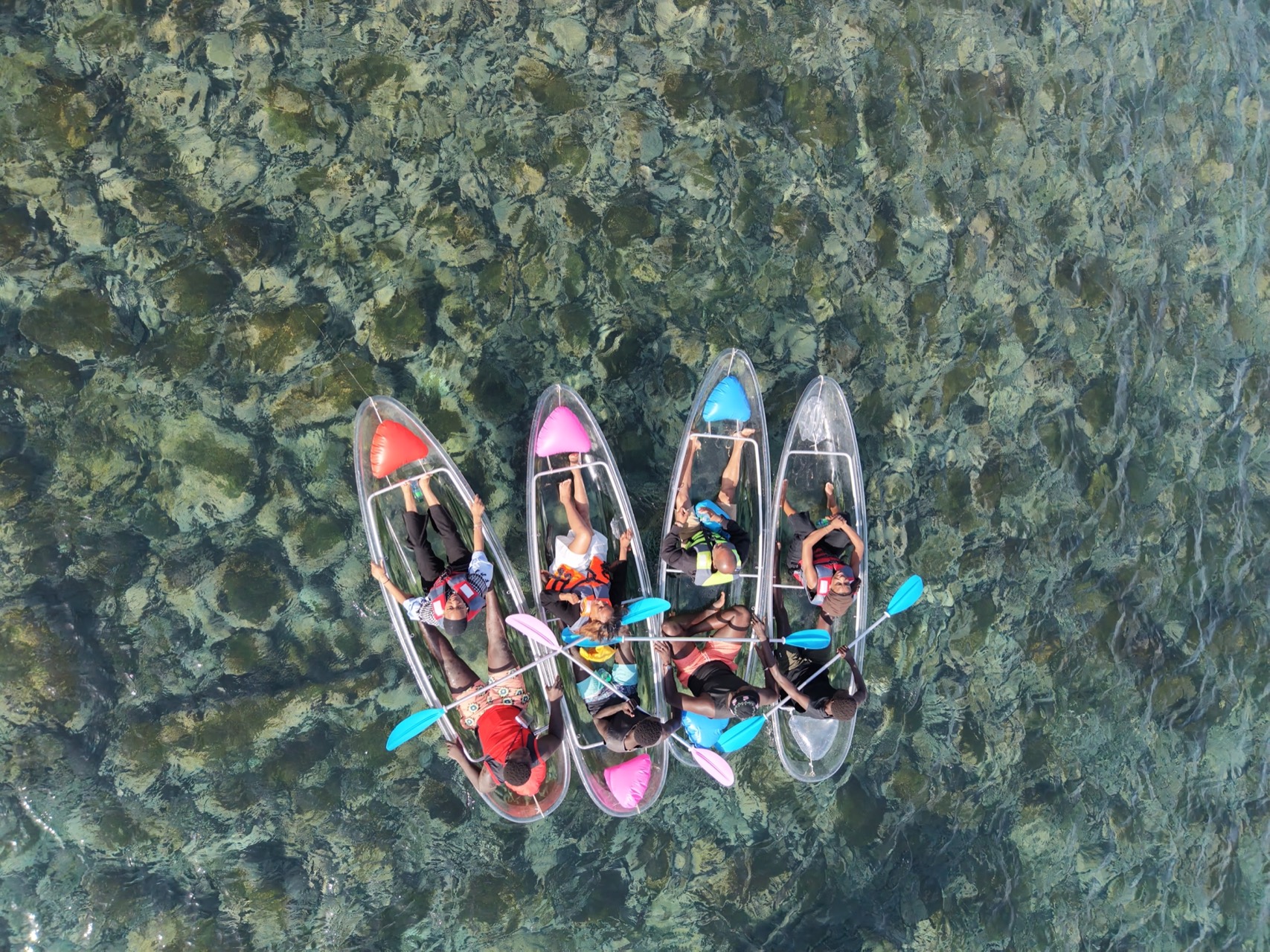 Kayaks transparents en groupe