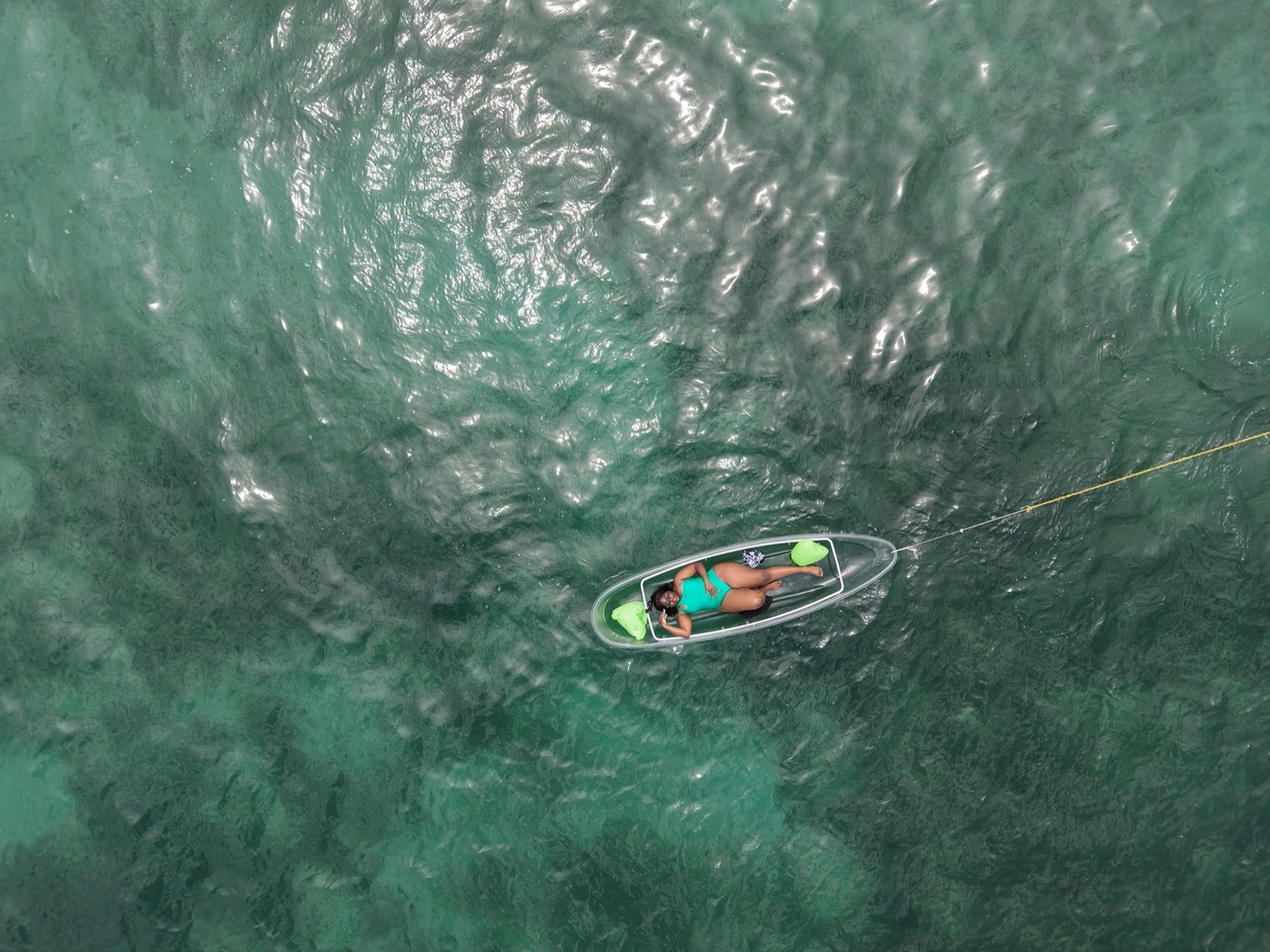 Kayak au-dessus des rochers
