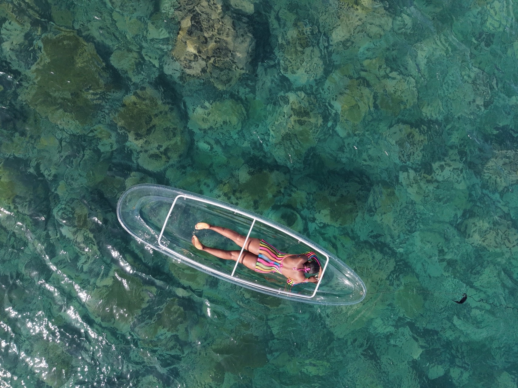 Kayak au-dessus des rochers