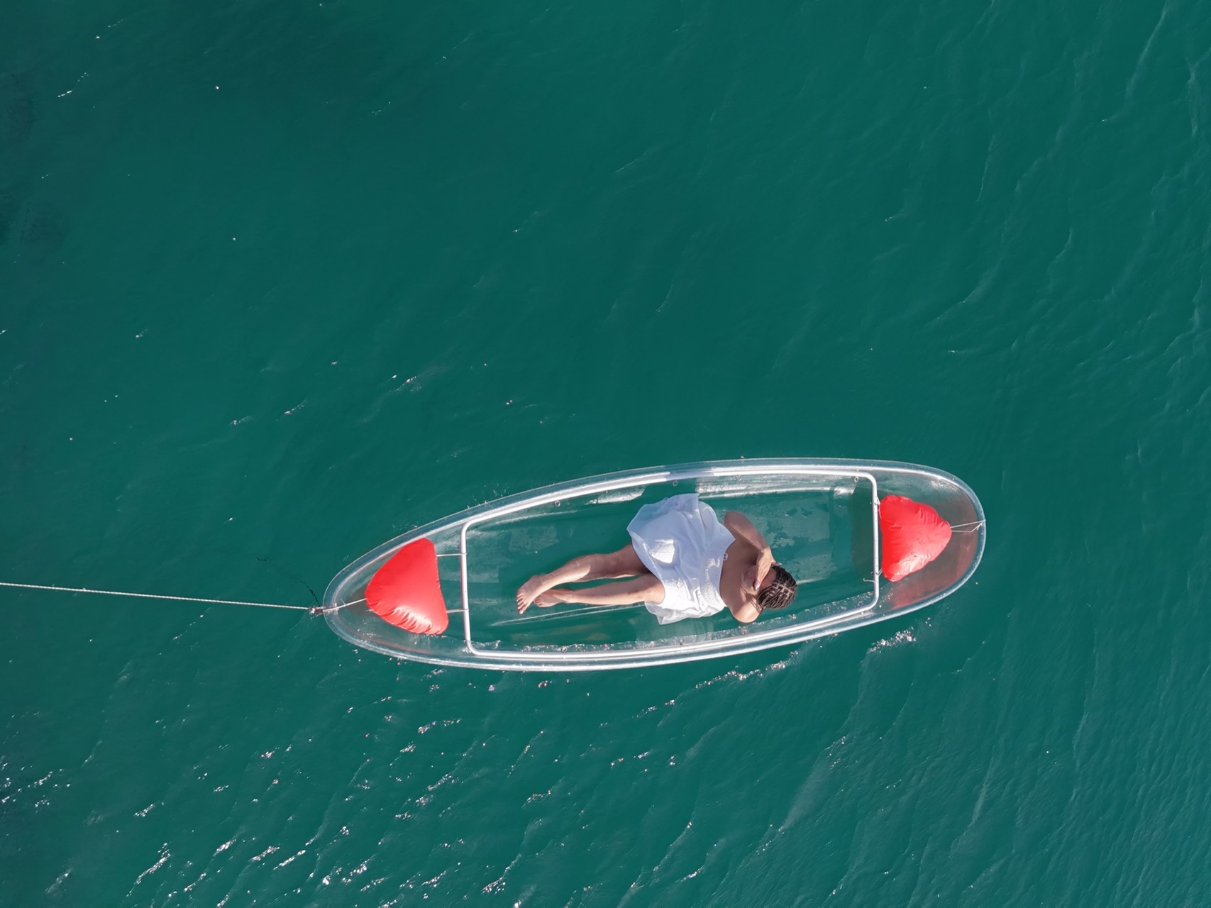 Kayak sur l’eau turquoise