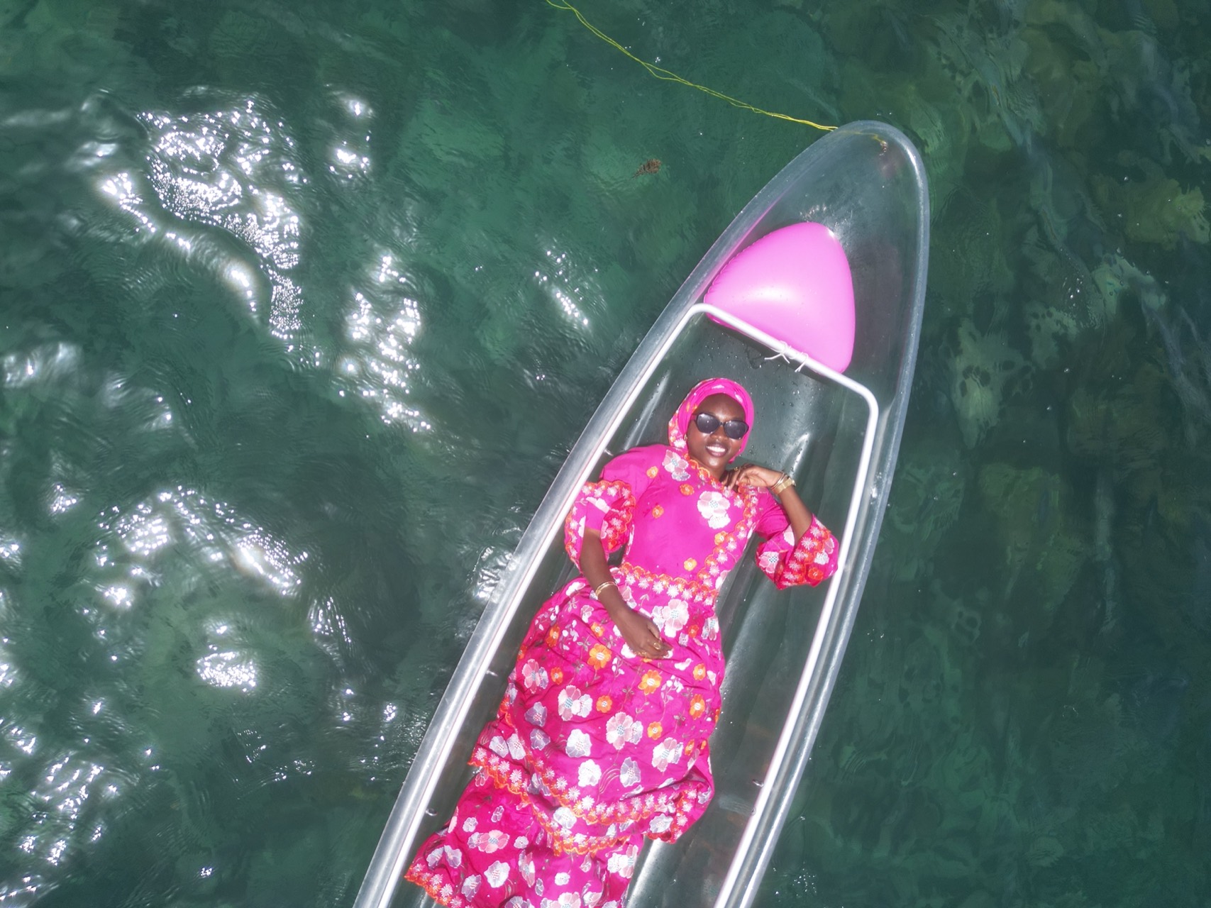 Shooting drone en kayak transparent à Ngor
